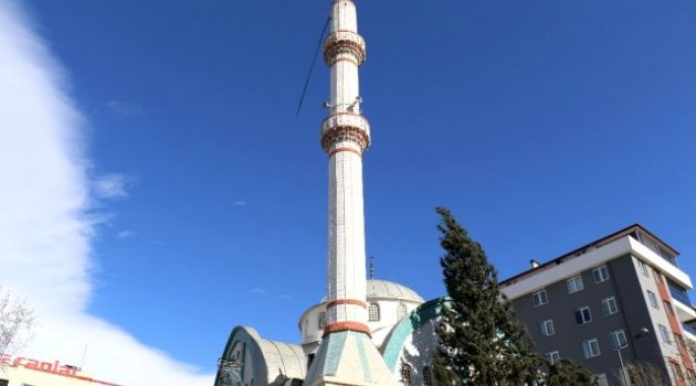 Fırtınada yıkılan minarenin külahı yerine takıldı