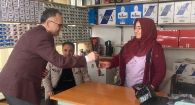 Hakan Kaya 8 Mart Kadınlar Günü'nde karanfil hediye etti