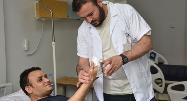 Enfeksiyon kapan parmağı kasığına dikilerek kesilmekten kurtarıldı