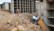 Bina boşluğuna devrilen kamyonu vinç çıkardı