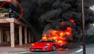 Ferrari alev alev yandı sahibi bahçe hortumuyla söndürmeye çalıştı