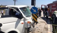 Kavşakta kamyonet ile hafif ticari araç çarpıştı: 2 yaralı