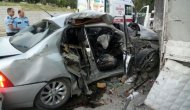 Otomobil Mezarlık Duvarına Çarptı: 1 Ölü, 1 Yaralı