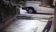 Sandalyeleri kafasının üstüne koyarak böyle çaldı