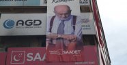 SAADET PARTİSİ'NİN PANKARTI İLGİ ÇEKİYOR
