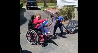 Küçücük yüreğiyle ablasının mutluluğuna dokunan bir kardeş.♥️